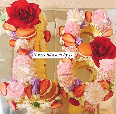 Number Cakes Floral topper