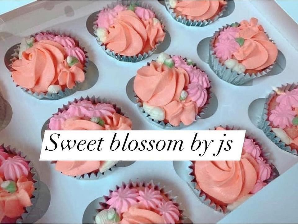 3 colors flower cupcakes